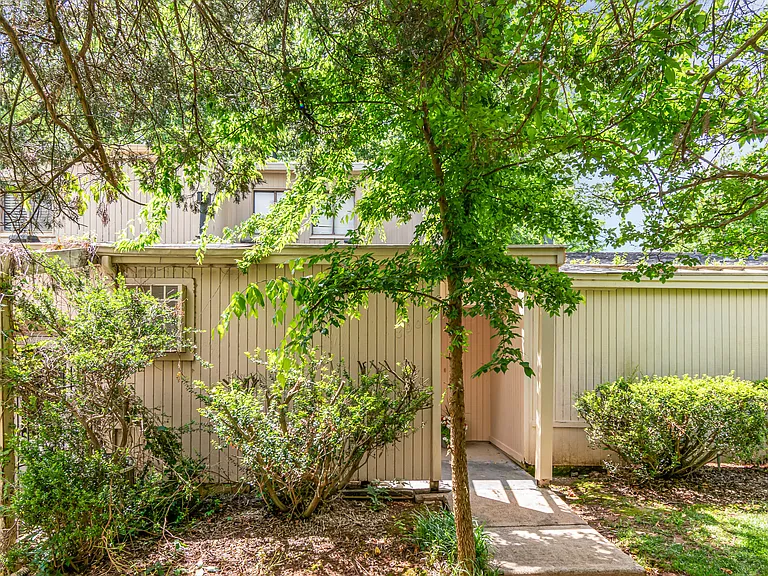 8005 Horse Chestnut Ln — Photo 2