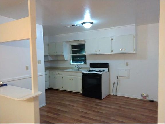 2nd image of 930 Dahlia St