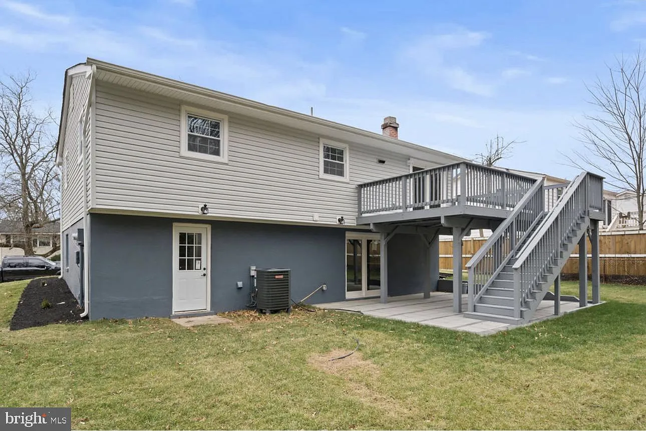 3 bed, 2.0 bath, 1294 sqft, $3,200 — Photo 4