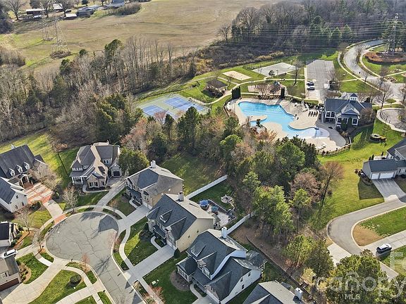 3rd image of 2819 Donegal Dr
