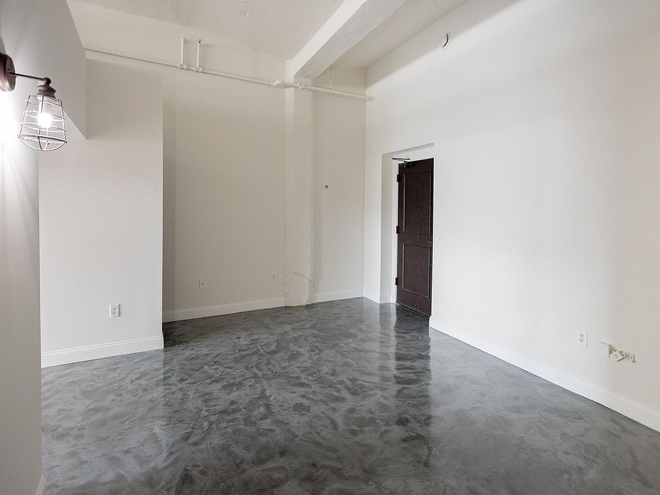 402 - Studio
