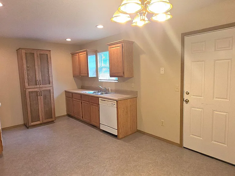 1066 S Missouri Ave — Photo 3