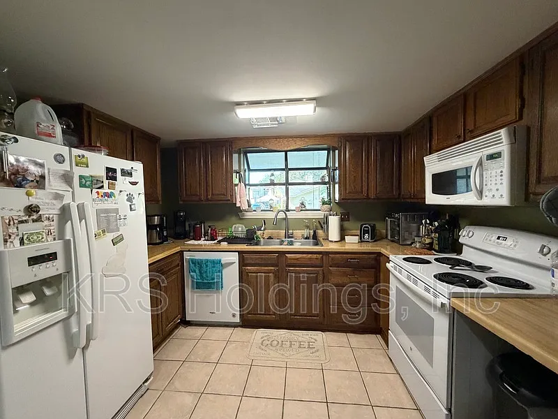 3 bed, 2.0 bath, 1456 sqft, $2,400 — Photo 2