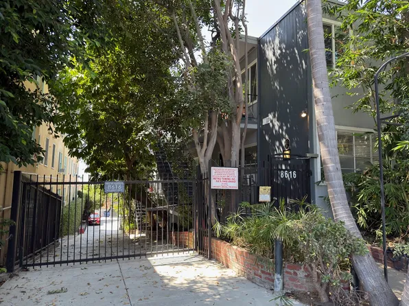 8616 Holloway Dr APT 19, West Hollywood, CA 90069