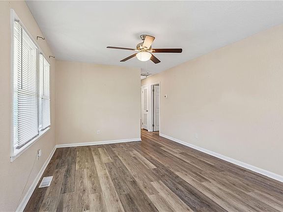 4th image of 6 Barnes Ct