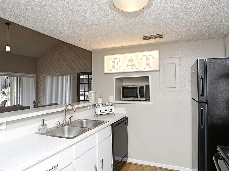 Sandcastle Apartments — Photo 28