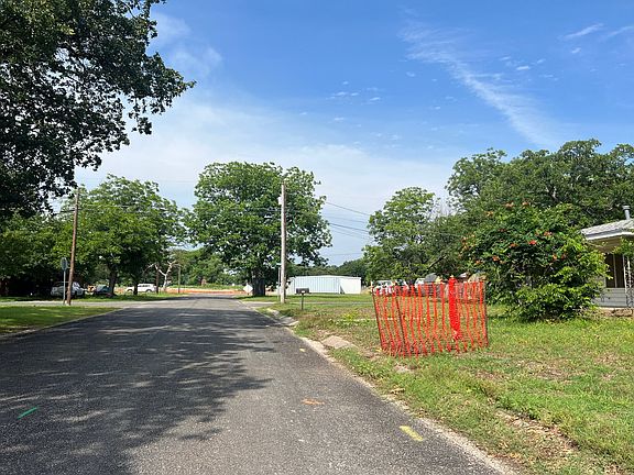 3rd image of 385 W Shirley St