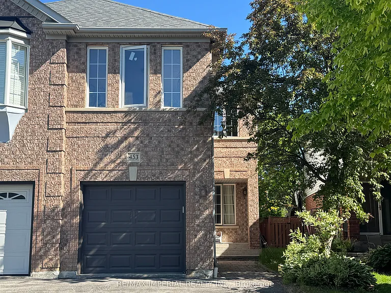 453 Heddle Cres — Photo 2
