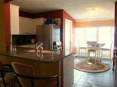 Kitchen w/ Breakfast Nook