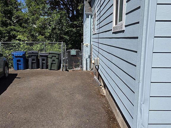 3rd image of 589 Knapp Pl NE
