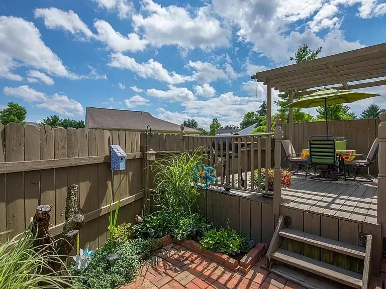 4961 Singleton Dr — Photo 11