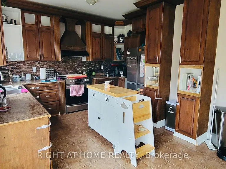 1215 Lowrie St — Photo 4