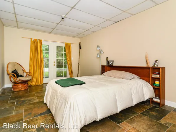 127 Azalea Park Dr, Hendersonville, NC 28791