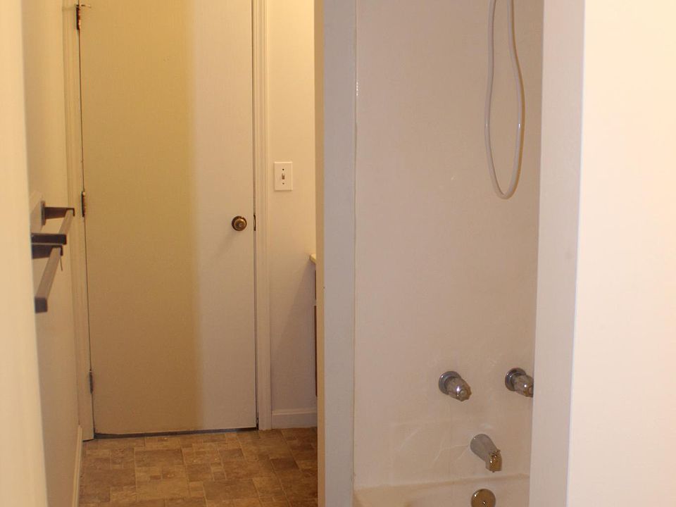 Jack and Jill bathroom, two sinks. Tub/Shower.