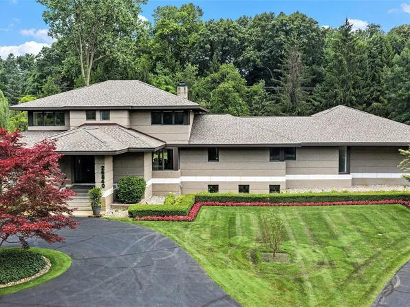 26840 Crestwood Dr, Franklin, MI 48025