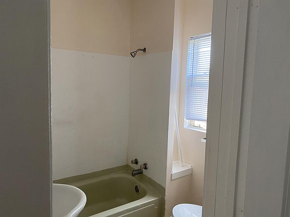 2nd image of 4911 Homerlee Ave Unit 2R
