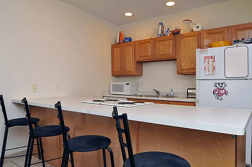 4 bed, 2.0 bath, 1222 sqft, $4,000 — Photo 4