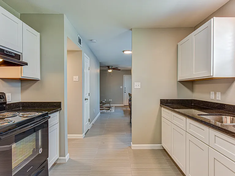 St. Laurent Apartments — Photo 15