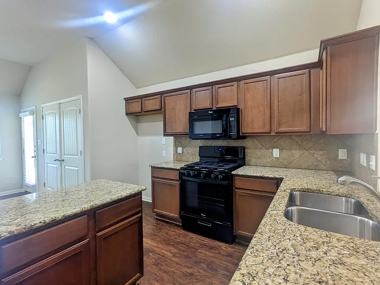 242 Rock Bluff Ln — Photo 7