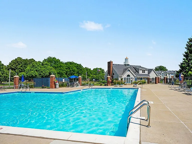 Indian Lakes Apartments — Photo 42