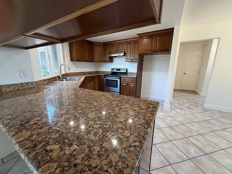 1089 Honey Ct — Photo 4