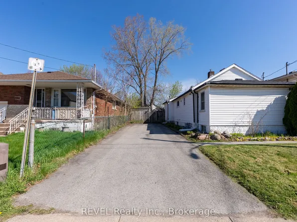 6251 Ash St, Niagara Falls, ON L2G 2H4