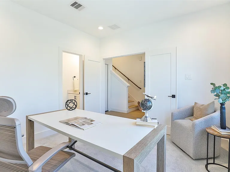 1020 W 15th 1/2 St #B — Photo 7