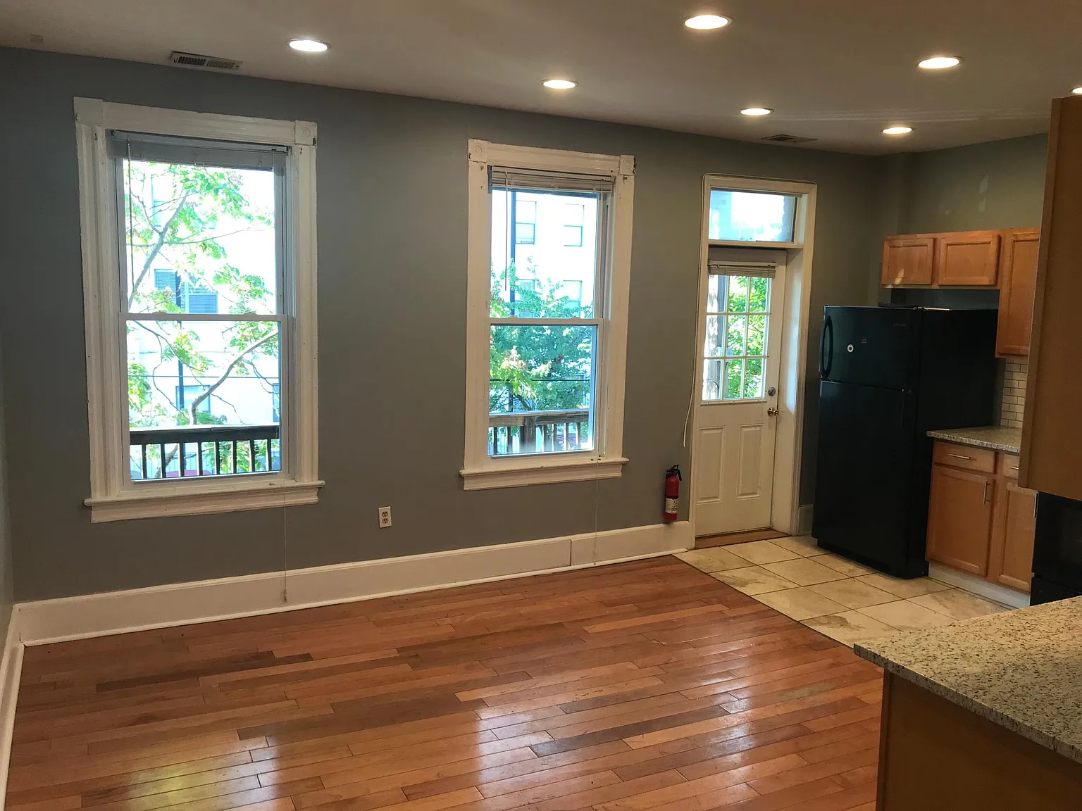 3 bed, 1400 sqft, $3,393 — Photo 2