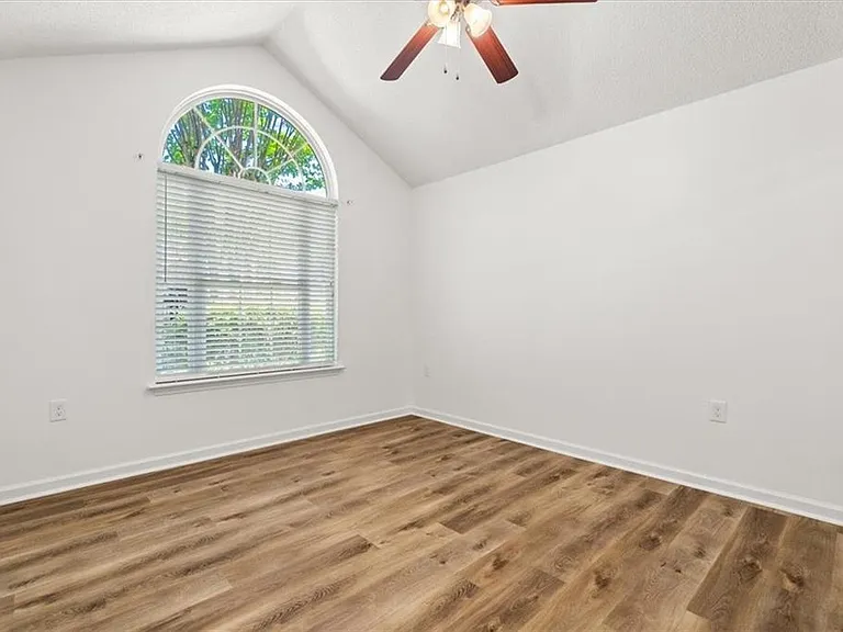 1305 Village Ln — Photo 24