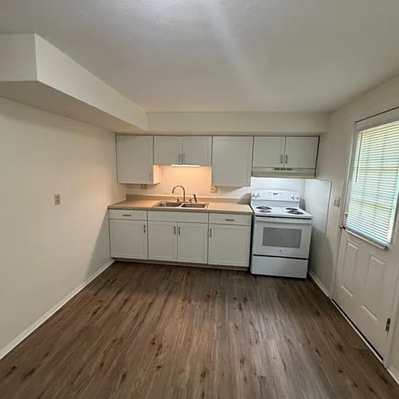 338 Grove St — Photo 8