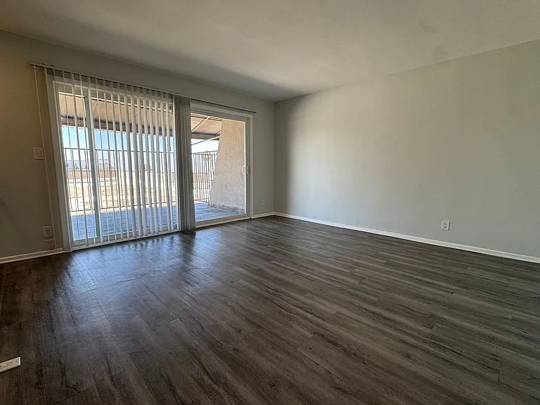 1944 Whitley Ave. — Photo 56