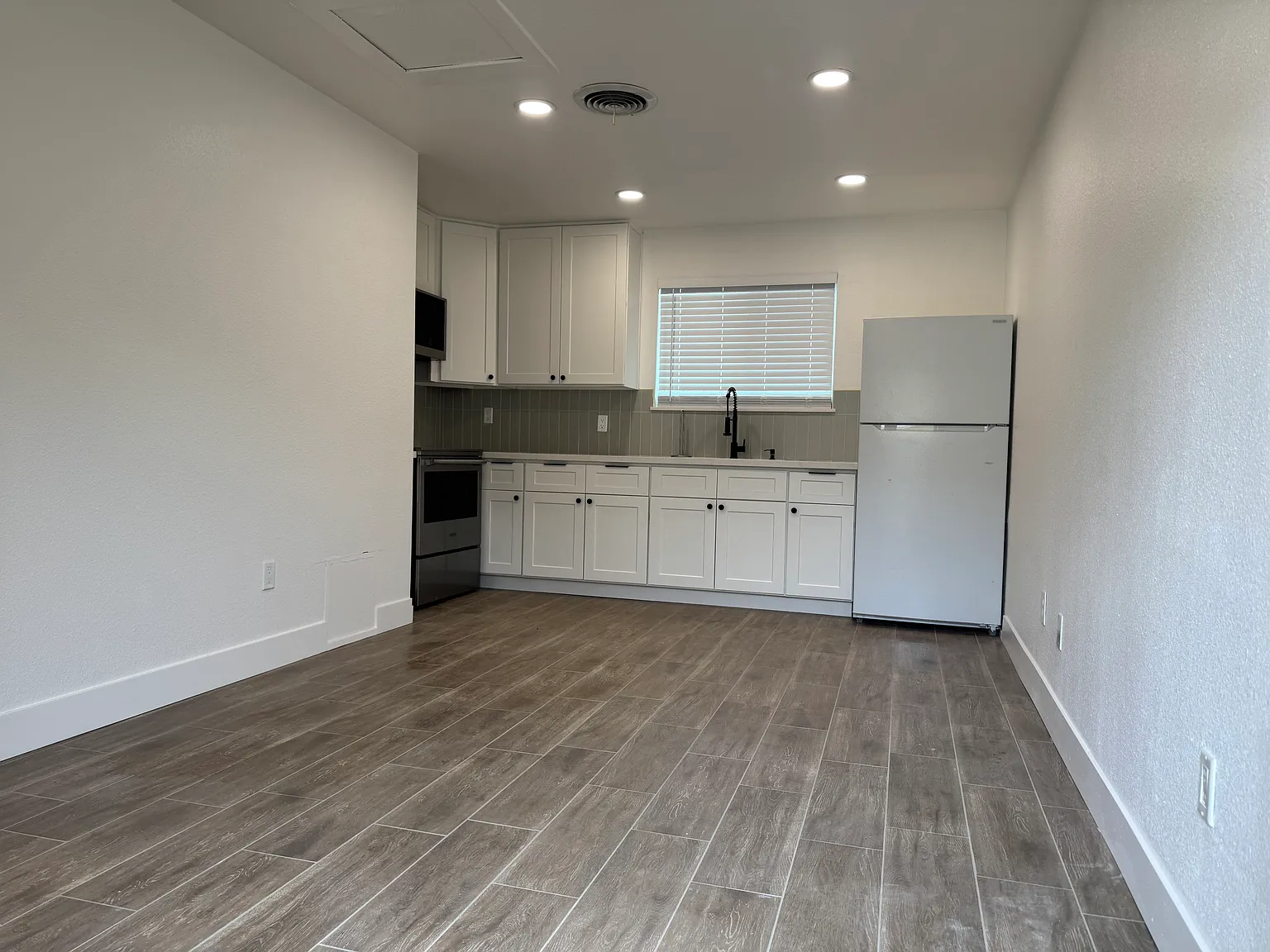 1 bed, 400 sqft, $1,300 — Photo 3