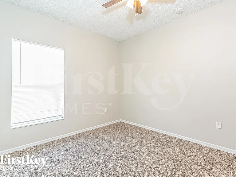 927 Cannes Dr — Photo 8