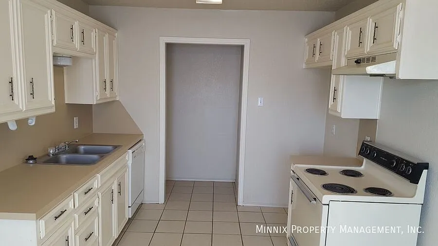 2 Bedroom | 9612 Elmwood Ave #B — Photo 4