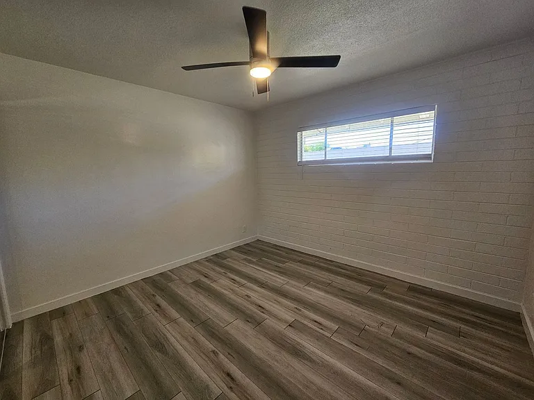 Town & Country Apartments — Photo 18