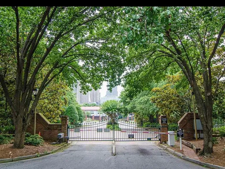 611 Mc Gill Park Ave NE — Photo 2