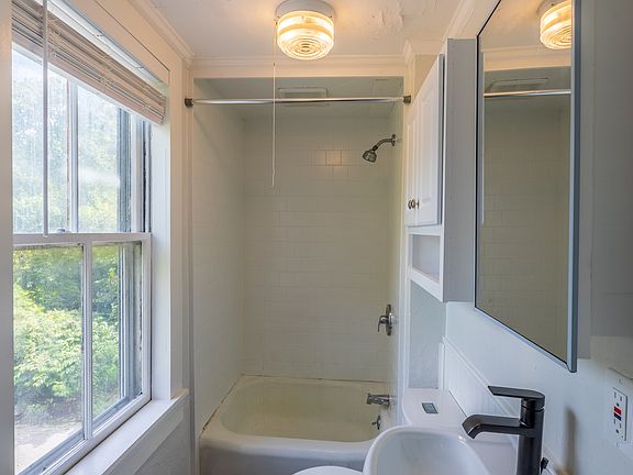 3rd image of 22 Forest Avenue Ct #2S