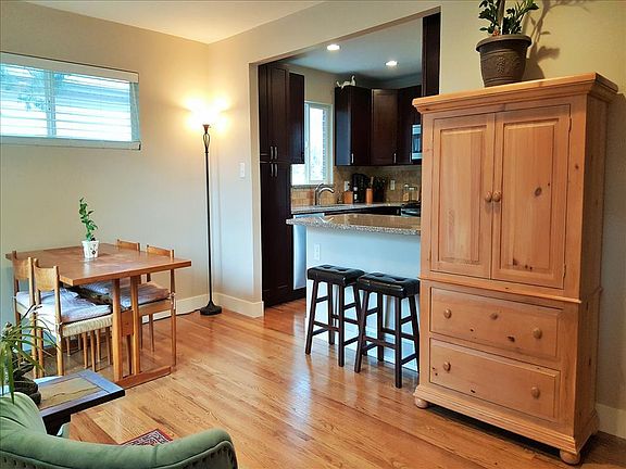 Eating Area and Breakfast Bar