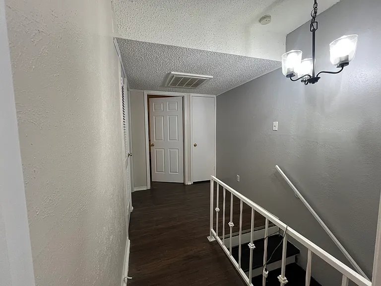 2500 Hollandale Cir #B — Photo 9