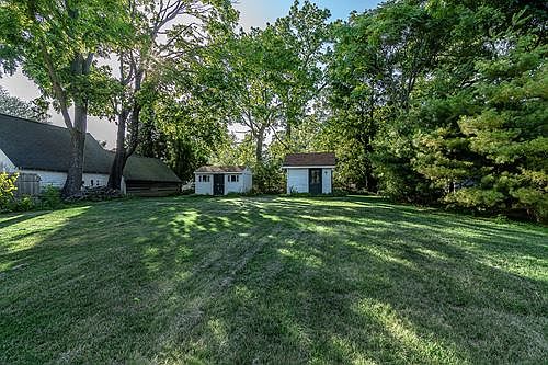 4th image of 221 Christian Ave