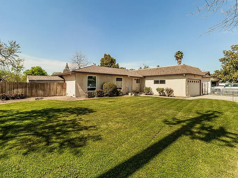 4411 N Winery Ave — Photo 20