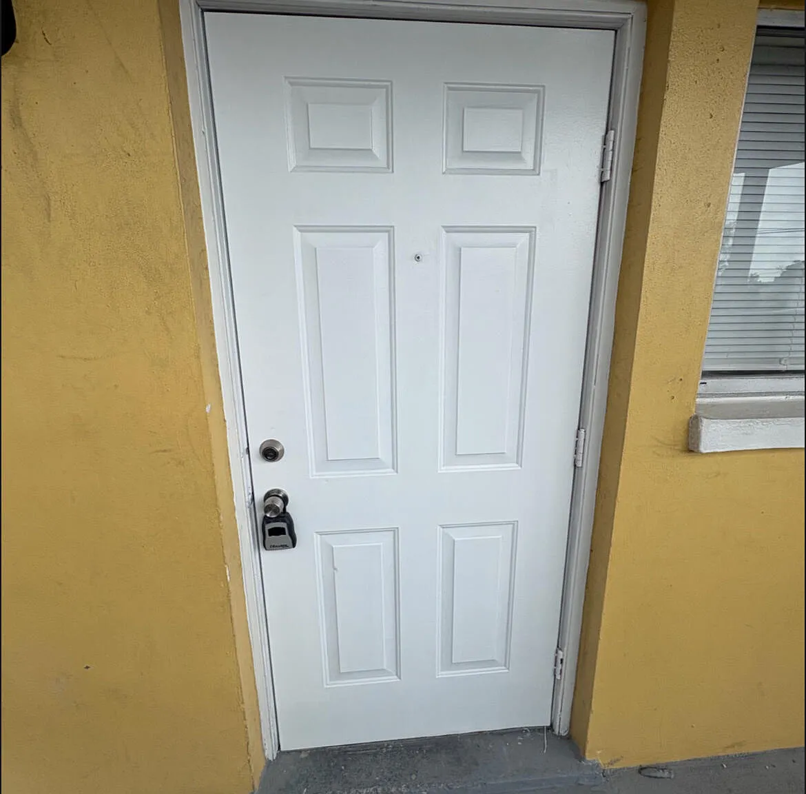 3 bed, 2.0 bath, 1190 sqft, $2,400 — Photo 2