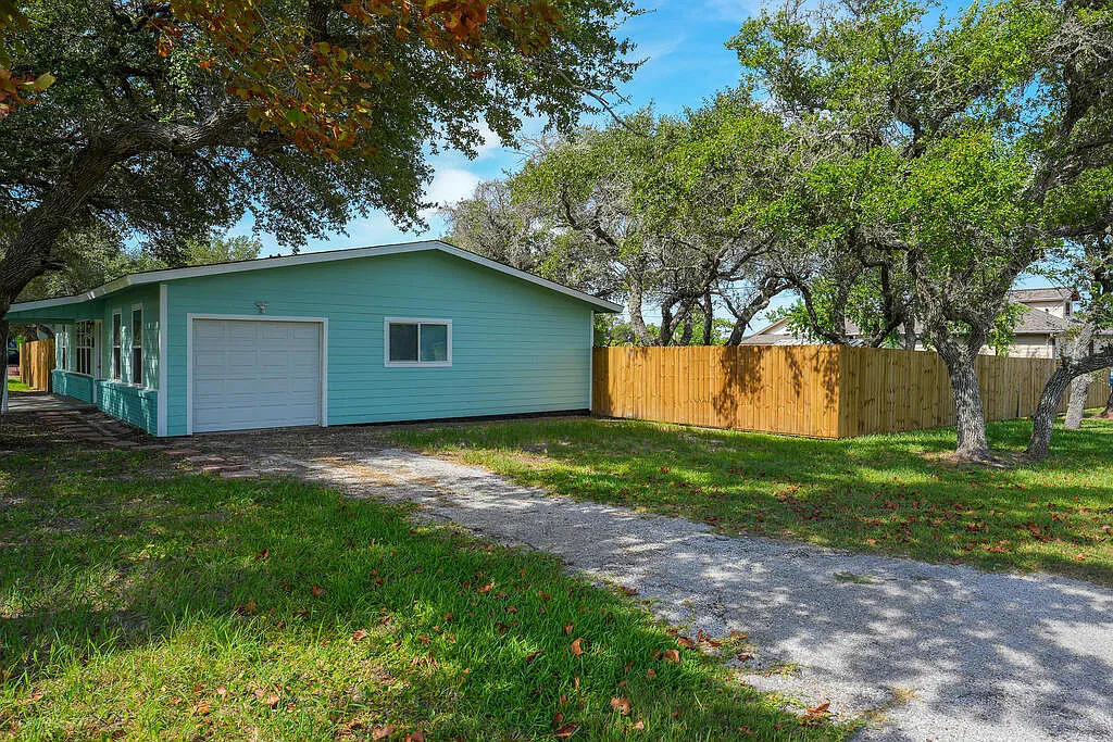 3 bed, 2.0 bath, 1836 sqft, $2,200 — Photo 2