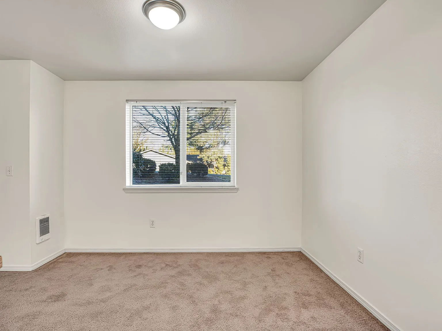 #271 CHELSEA COURT APTS — Photo 4