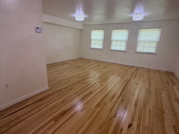 28 Oak Shadows Ct, Catonsville, MD 21228