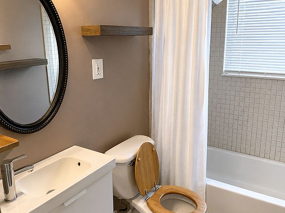 3rd image of 7284 N Vernon St