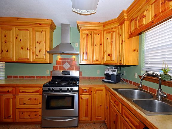 5th image of 725 Porras Dr