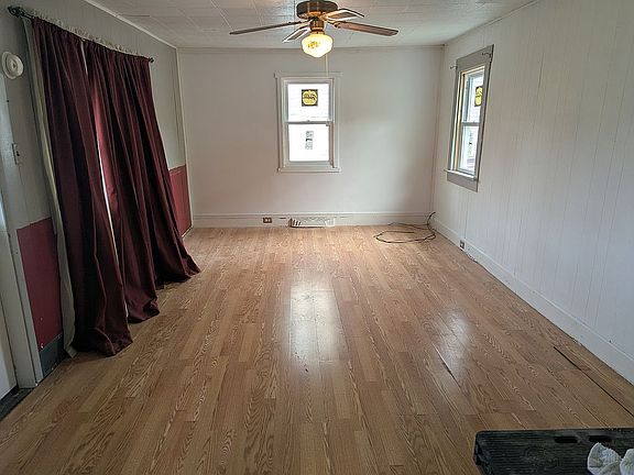 5th image of 608 N Spring St