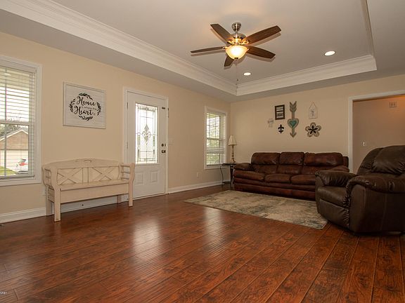 5th image of 82 Persimmon Dr