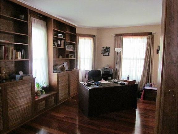 4th image of 315 E Clare St
